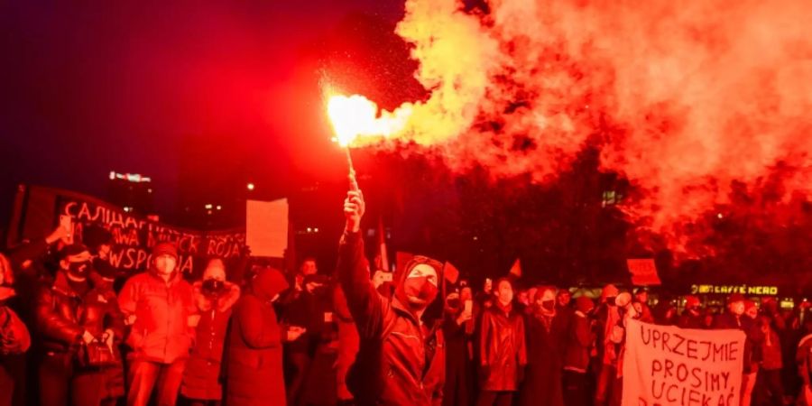 Demonstranten nach dem Gerichtsurteil im Oktober in Warschau