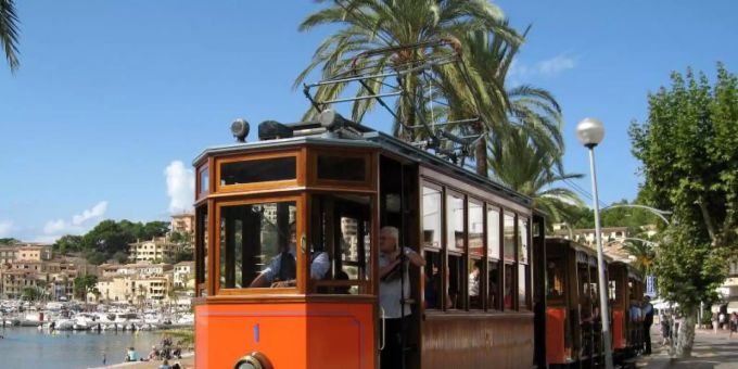 Die neue Strassenbahn soll die Trasse des Urlauber-Bummelzugs «Roter Blitz» nutzen. Foto: Ferrocarril de Sóller/dpa mallorca