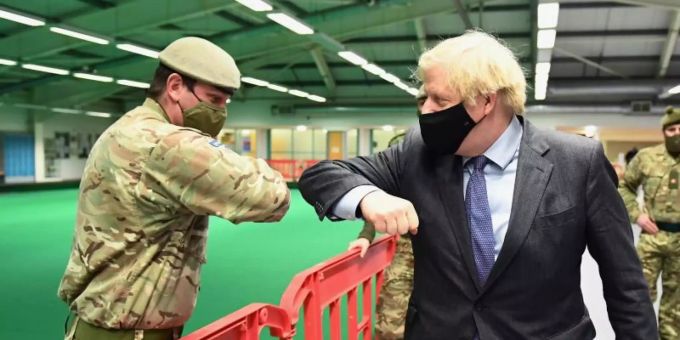 Boris Johnson zu Besuch in einem Impfzentrum in Glasgow. Die britische Regierung warnte schon im Februar von einer höheren Sterblichkeit der Variante B.1.1.7. B.1.1.7 Variante Coronavirus
