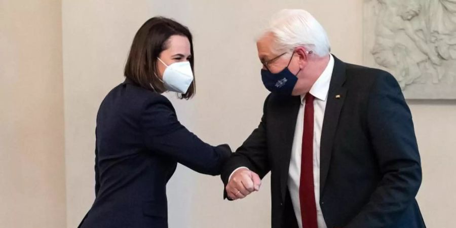 Bundespräsident Frank-Walter Steinmeier (r) begrüsst Swetlana Tichanowskaja, Oppositionspolitikerin aus Belarus, zu einem Gespräch im Schloss Bellevue. Foto: Bernd von Jutrczenka/dpa