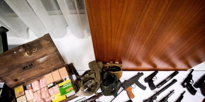 Bei einem Schlag gegen Rechtsextreme haben Polizisten in Österreich mehrere Waffen beschlagnahmt. Foto: Georg Hochmuth/APA/dpa Bei einem Schlag gegen Rechtsextreme haben Polizisten in Österreich mehrere Waffen beschlagnahmt. Foto: Georg Hochmuth/APA/dpa