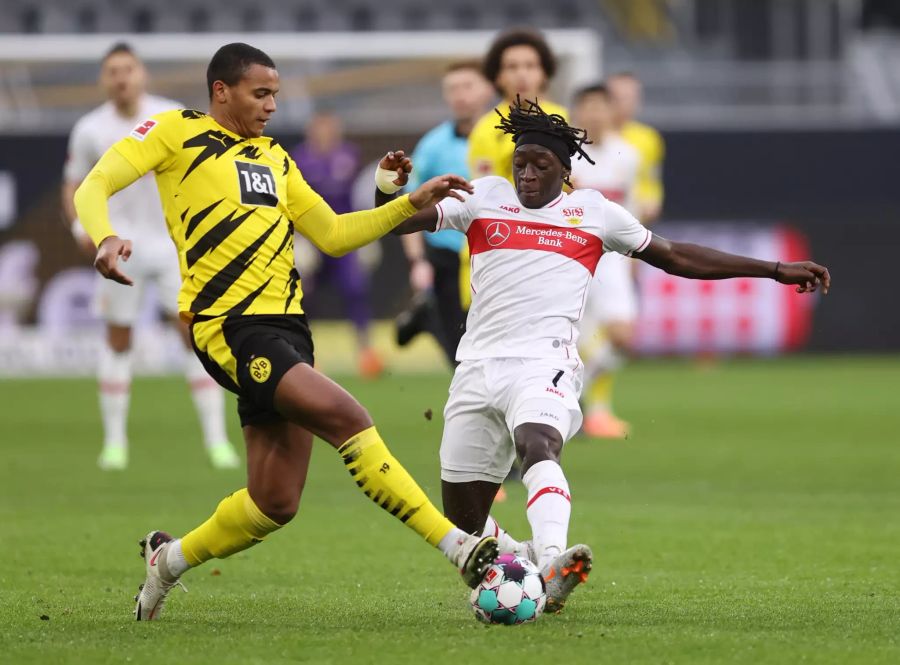 Manuel Akanji (l.) vom BVB kämpft mit Suttgarts Tanguy Coulibaly (r.) um den Ball.