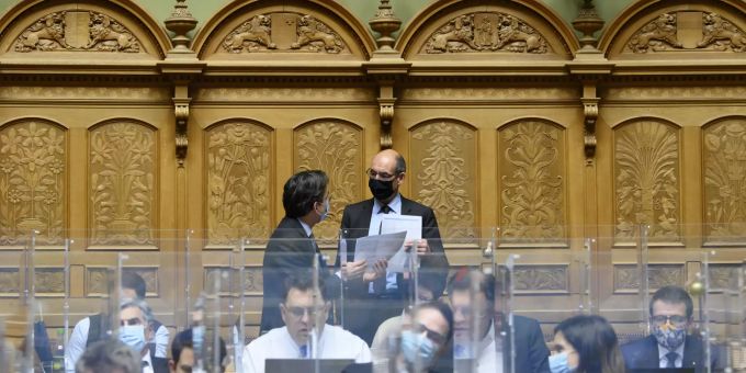 Olivier Feller, FDP-VD, links, und Jacques Bourgeois, FDP-FR, rechts, sprechen während der Wintersession der Eidgenössischen Räte, am Montag, 14. Dezember 2020 im Nationalrat in Bern. (KEYSTONE/Anthony Anex) Nationalrat Wintersession
