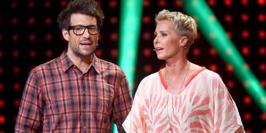 Die Moderatoren Daniel Hartwich und Sonja Zietlow in der RTL-Show "Ich bin ein Star - Lasst mich wieder rein!" 2015. Foto: Henning Kaiser/dpa