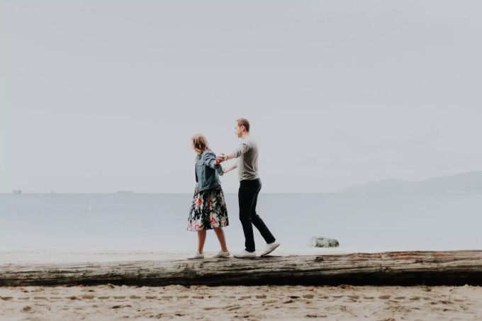 Es ist wichtig, den Kern des Partners zu verstehen. Paar am Strand.