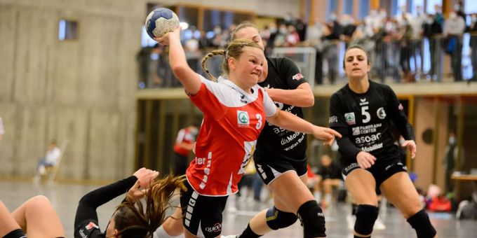 Sandra Schneider im Abschluss gegen den DHB RW Thun.