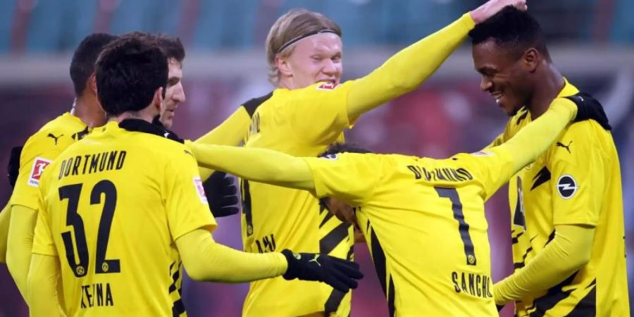 Dortmunds Spieler feiern Erling Haaland (M) nach dessen Treffer zum 3:0 gegen RB Leipzig. Foto: Jan Woitas/dpa