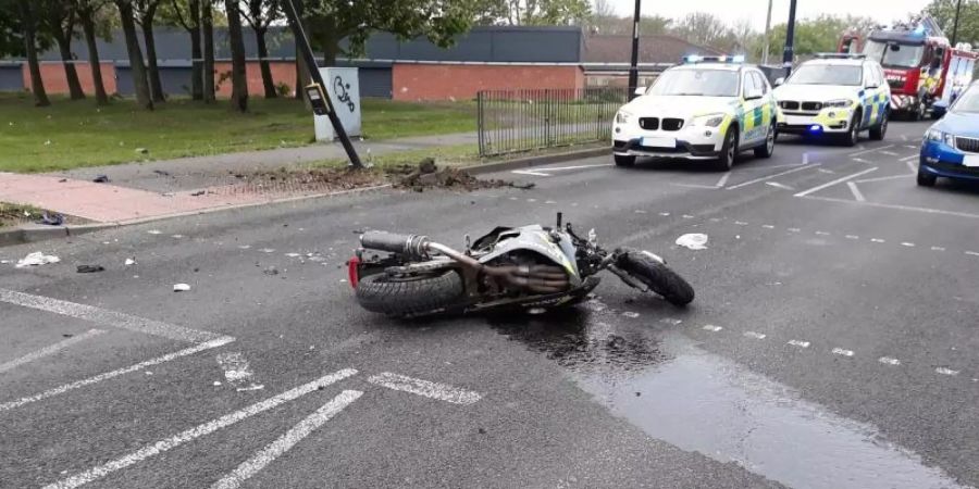 Das gestohlene Motorrad liegt nach dem Vorfall in Newcastle auf der Strasse. Foto: -/Northumbria Police/PA Media/dpa