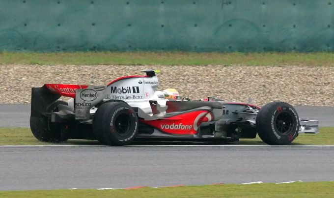 Lewis Hamilton (McLaren-Mercedes) beim China-GP der Formel 1 im Jahr 2007. Wenig später strandet er in der Boxeneinfahrt und fällt aus. Lewis Hamilton McLaren-Mercedes