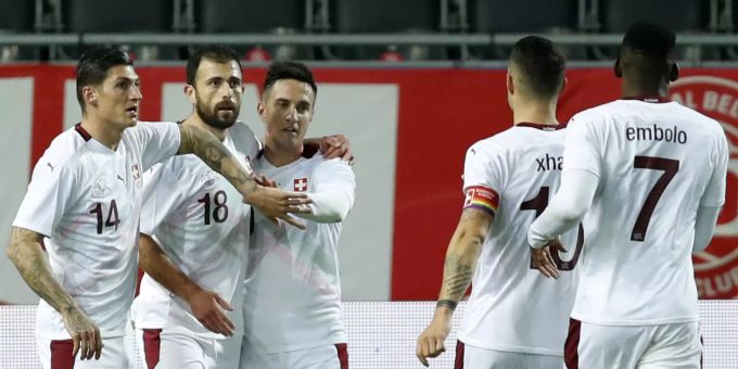 Die Schweizer jubeln über den Treffer von Admir Mehmedi im Spiel gegen Belgien. Admir Mehmedi Schweizer Nati