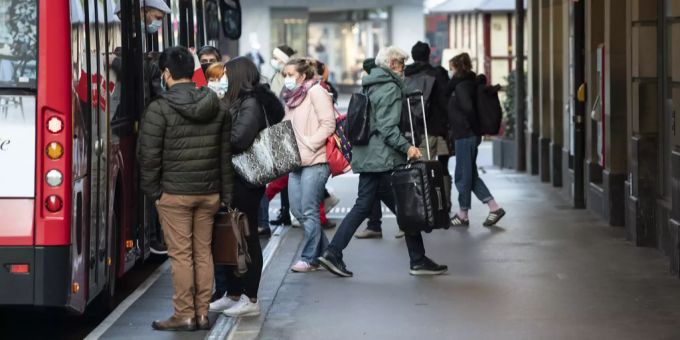 Auch an Bushaltestellen gilt eine Maskenpflicht. Wer dagegen verstösst, muss mit einer Busse von 100 Franken rechnen. Coronavirus Busse