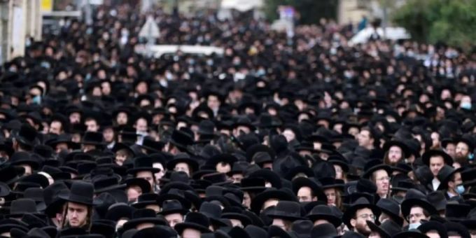 Rabbi-Bestattung - Ultraorthodoxe in Israel missachten Lockdown