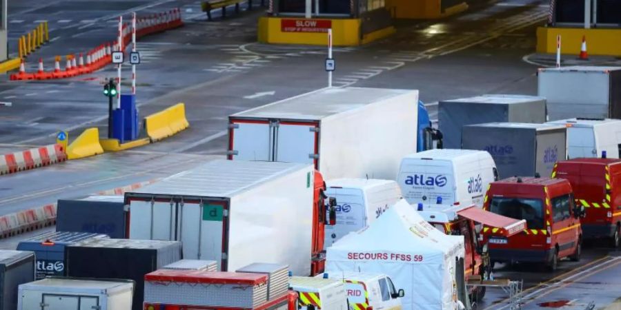 LKWs und PKWs reihen sich für die Fahrt durch den Eurotunnel von Dover nach Calais ein. Die britische-französisch Grenze soll über die Weihnachtsfeiertage offen bleiben und der Verkehr durch den Eurotunnel soll weitergehen. Foto: Aaron Chown/PA Wire/dpa