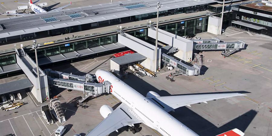 Eine Maschine der Fluggesellschaft Swiss am Flughafen Zürich. (Archivbild)