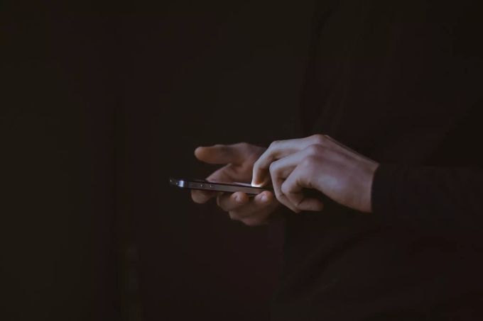 Der 21 Jahre alte Tatverdächtige habe die SIM-Karte in seinem Handy ausgetauscht und versucht, in die Palästinensischen Autonomiegebiete zu fliehen. (Symbolbild) tinder