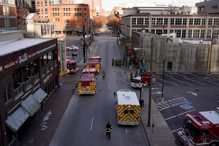 Rettungskräfte stehen in der Nähe des Ortes einer heftigen Explosion in der Innenstadt. Foto: Mark Humphrey