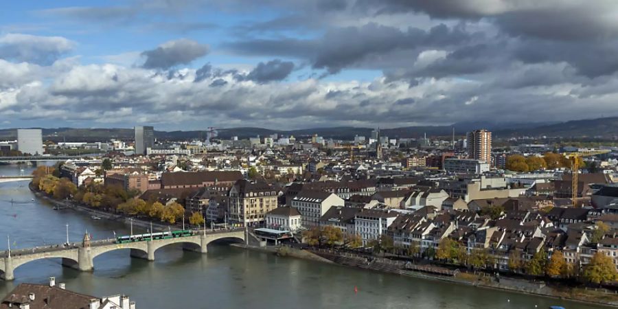 Eine Studie zeigt die Ausbreitungsmuster des Coronavirus im Frühjahr in Basel. Demnach trieben besonders mobile Menschen aus dichteren Wohnvierteln die Pandemie an. (Archivbild)