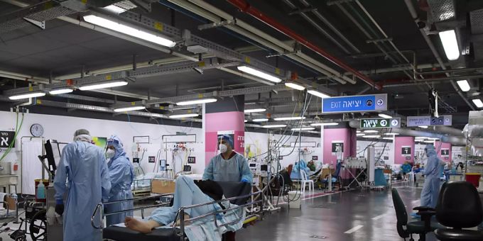 dpatopbilder - Eine Corona-Intensivstation ist behelfsmässig in einer Tiefgarage eines Krankenhauses in Haifa aufgebaut worden. Foto: Oded Balilty/AP/dpa dpatopbilder - Eine Corona-Intensivstation ist behelfsmässig in einer Tiefgarage eines Krankenhauses in Haifa aufgebaut worden. Foto: Oded Balilty/AP/dpa