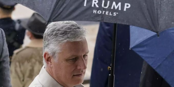 Robert O'Brien, Nationaler Sicherheitsberater des US-Präsidenten Trump, mit Regenschirm mit dem Logo «Trump Hotels». Foto: Patrick Semansky/AP/dpa robert O'Brien