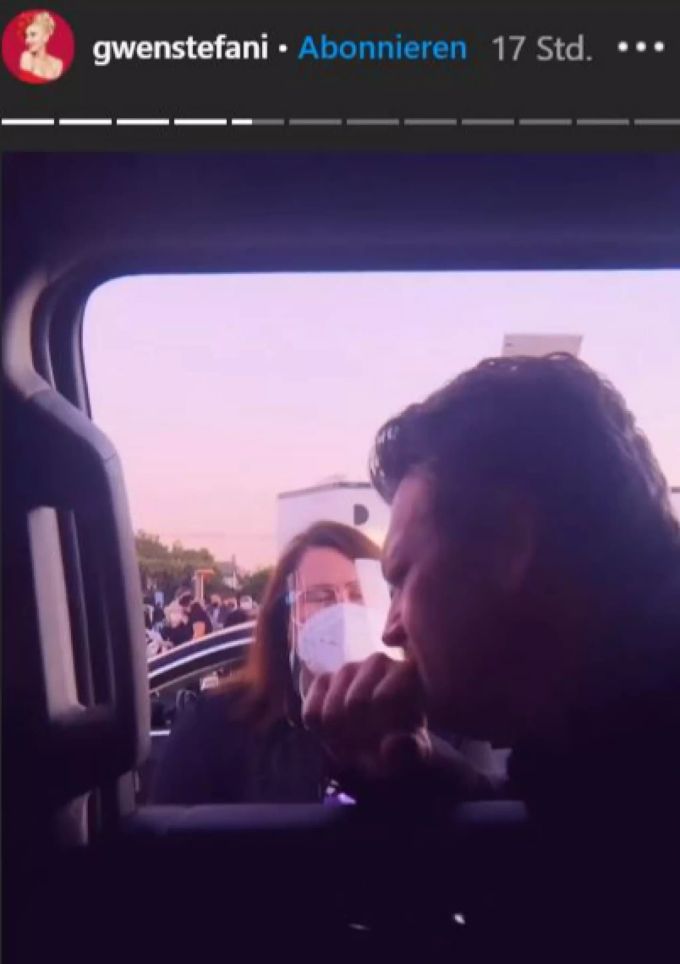 Blake Shelton wird aus dem Auto zum Coronavirus befragt. gwen stefani