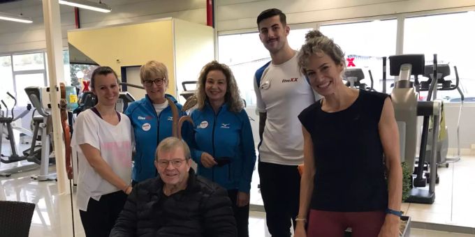 Der glückliche Walter Moser flankiert von seinen Helfern. Oensingen fitneXX
