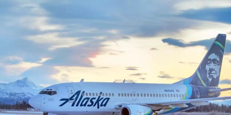 Ein Flugzeug der Alaska Airlines steht mit beschädigtem Triebwerk auf dem Flughafen von Yakutat. Das Flugzeug kollidierte beim Landen mit einem Braunbären. Das Tier starb. Foto: R E Johnson/AP/dpa