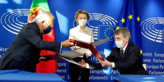 EU-Kommissionspräsidentin Ursula von der Leyen (M), schaut dabei zu, wie Portugals Premierminister Antonio Costa und EU-Parlaments-Präsident David Sassoli den Corona-Wiederaufbauplan unterzeichnen. Foto: Olivier Matthys/Pool AP/dpa EU-Kommissionspräsidentin Ursula von der Leyen (M), schaut dabei zu, wie Portugals Premierminister Antonio Costa und EU-Parlaments-Präsident David Sassoli den Corona-Wiederaufbauplan unterzeichnen. Foto: Olivier Matthys/Pool AP/dpa