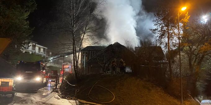 Die Feuerwehr in Herblingen SH bei den Löscharbeiten eines Einfamilienhauses. Herblingen Brand