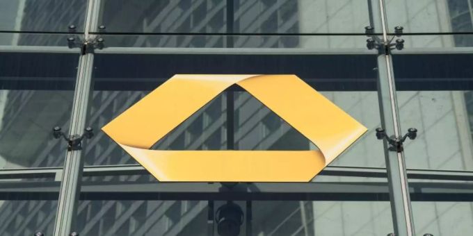 Die Zentrale der Commerzbank in Frankfurt. Foto: Boris Roessler/dpa Die Zentrale der Commerzbank in Frankfurt. Foto: Boris Roessler/dpa