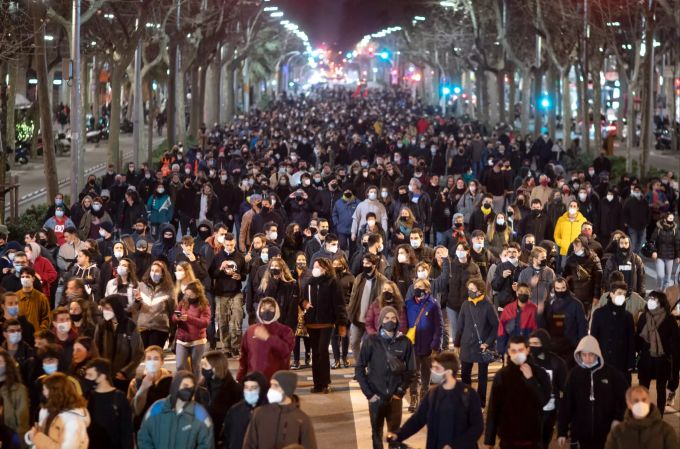 Bei einer Demonstration gegen die Inhaftierung des Rappers Pablo Hasel sind viele Menschen auf einer Strasse. Proteste in Spanien