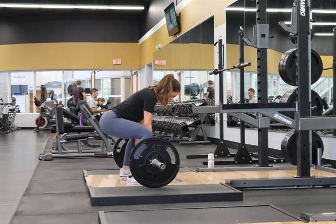 Es geht vielen Menschen so, dass Sie eigentlich gar nicht genau wissen, wie hoch ihr Energiebedarf ist. Frau im Fitness.