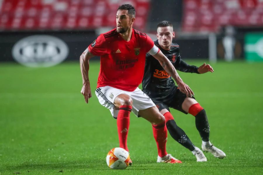 Jardel (l.) von Benfica Lissabon im Zweikampf mit Rangers-Spieler Ryan Kent (r.).