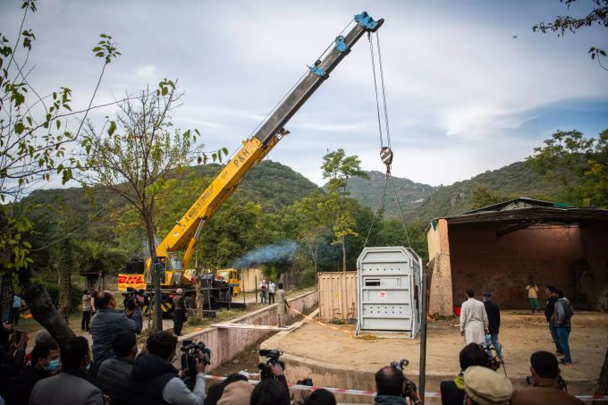 Helfer bereiten den Elefanten Kaavan auf seine Reise nach Kambodscha vor. Ein Kran setzt den Dickhäuter in seinem Gehege im Marghazar-Zoo für den Weitertransport über. kaavan