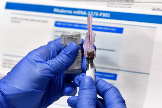 Corona Impfstoff Moderna: Eine Krankenschwester bereitet eine Spritze mit einem potenziellen Impfstoff der US-Biotech-Firma Moderna gegen Covid-19 vor. Moderna Corona
