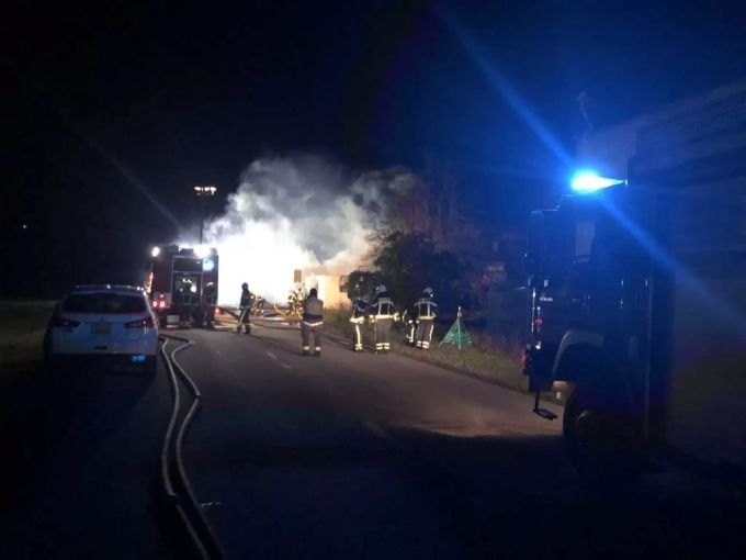 Die Feuerwehrmänner konnten das Feuer in Sitten löschen. Sitten