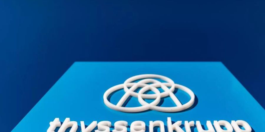 Der angeschlagene Stahl-und Industriekonzern Thyssenkrupp will deutliche mehr Personal abbauen als bisher geplant. Foto: Marcel Kusch/dpa