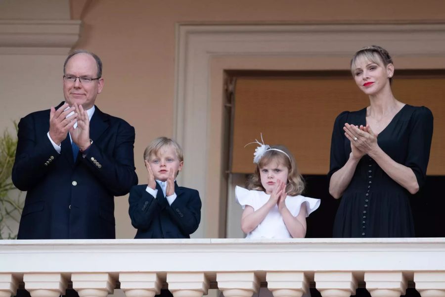 Charlène trug bei der Fete de la Saint Jean im Jahr 2020 einen Perlenring anstelle ihres Eherings.