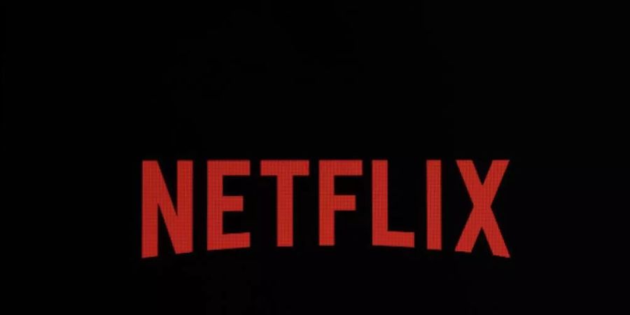 Der Standardtarif und der Premiumtarif werden bei Netflix teurer. Foto: Matt Rourke/AP/dpa