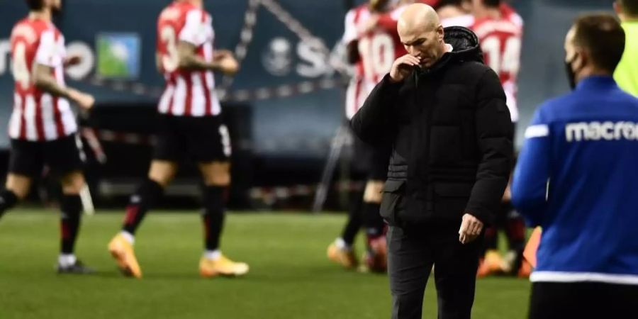 Trainer Zinedine Zidane (2.v.r.) schied mit Real Madrid gegen Bilbao aus. Foto: Jose Breton/AP/dpa