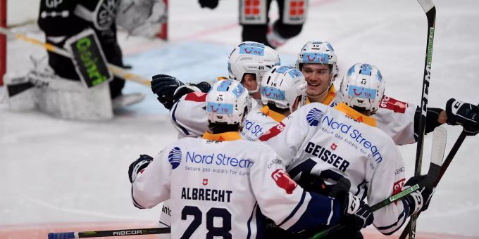 Die Spieler des EV Zug bejubeln einen Treffer im Spiel gegen den HC Lugano. EV Zug