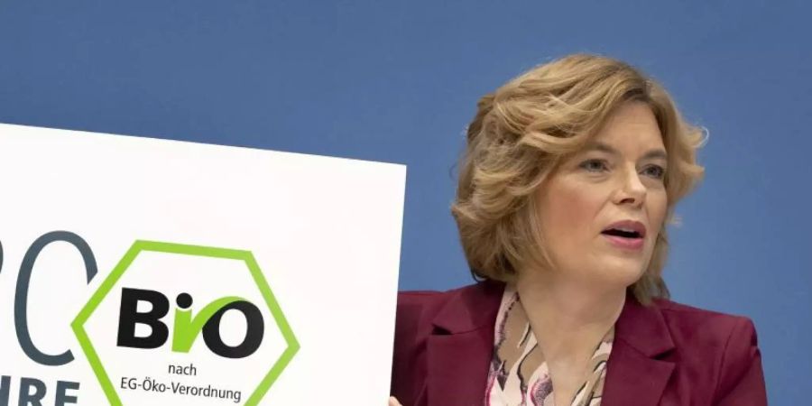 Bundesagrarministerin Julia Klöckner (CDU) stellte bei einer Presskonferenz neue Umfragedaten zu Bio-Lebensmitteln vor. Foto: Michael Sohn/POOL AP/dpa