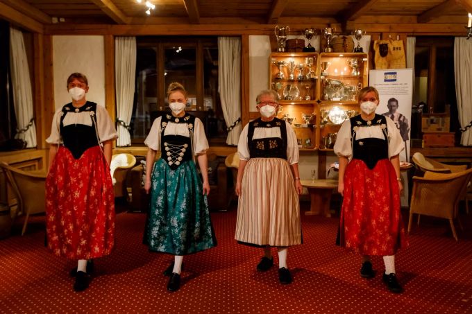 Die Wengener Trachtengruppe tanzt die «Jerusalema»-Challenge. wengen coroanvirus