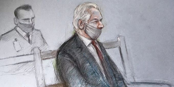 Eine Gerichtszeichnung zeigt Julian Assange, Gründer von Wikileaks, der während des Prozesses mit Mund-Nasen-Schutz auf einer Bank im Verhandlungssaal des Strafgerichtshofs Old Bailey sitzt. Britisches Gericht lehnt US-Auslieferungsantrag für Assange ab