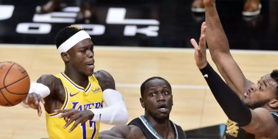 Gorgui Dieng (M) und Xavier Tillman (r) von den Memphis Grizzlies verteidigen gegen Dennis Schröder (l) von den Los Angeles Lakers. Foto: Brandon Dill/AP/dpa