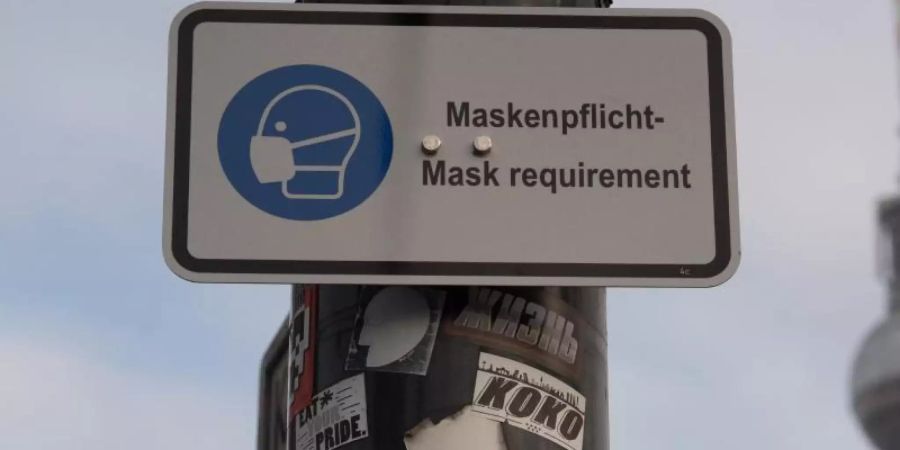 Ein Schild weist in Berlin auf die Maskenpflicht hin. Foto: Paul Zinken/dpa/Symbolbild/