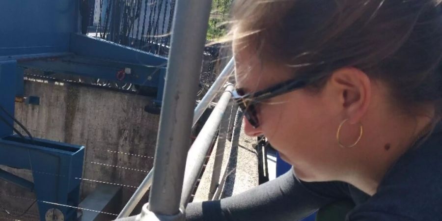 Die Eawag hat als erste Forschungsstelle weltweit untersucht, welche Mengen an Quecksilber tatsächlich in Kläranlagen fliessen und wie effektiv diese die giftige Substanz herausfiltern. Im Bild entnimmt die Masterstudentin Lara Cayo Klärschlammproben im Klärwerk Werdhölzli. (Foto: Elke Suess, Eawag)