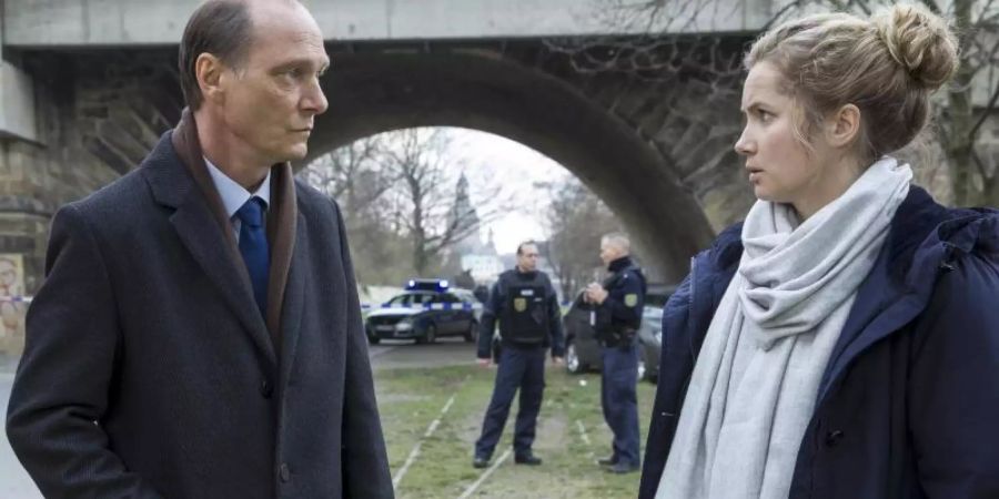 Peter Michael Schnabel (Martin Brambach) und Leo Winkler (Cornelia Gröschel) am Tatort an den Elbbrücken. Foto: Daniela Incoronato,/MDR/HA Kommunikation/dpa