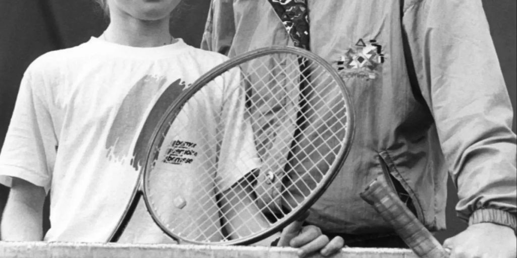 Estrela Tênis Suíça Martina Hingis Participa Evento Treinamento Durante  Torneio — Fotografia de Stock Editorial © ChinaImages #237243100