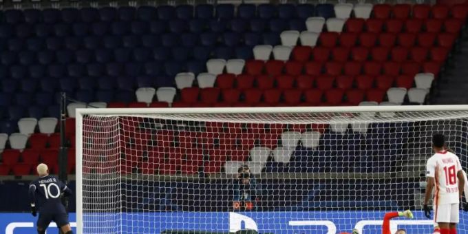 PSG-Star Neymar (l) erzielt das goldene Tor. Mit der Entstehung des Elfmeters hadert RB-Coach Nagelsmann im Anschluss. Foto: Thibault Camus/AP/dpa PSG-Star Neymar (l) erzielt das goldene Tor. Mit der Entstehung des Elfmeters hadert RB-Coach Nagelsmann im Anschluss. Foto: Thibault Camus/AP/dpa