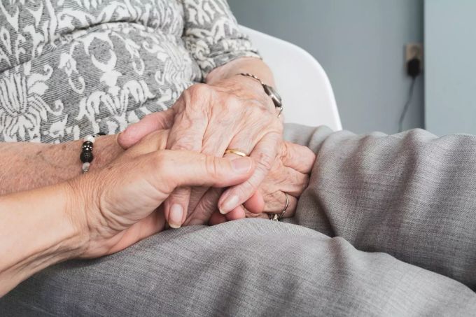 Die Feier im Kreis der Familie bleibt für Seniorinnen und Senioren auch zu Zeiten des Coronavirus wichtig. Coronavirus